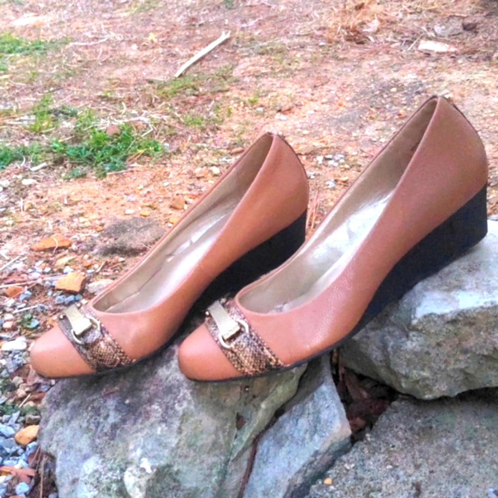 Bandolino Tan Leather Wedge Heeled Skip-On Shoes Reptile Embellishments …